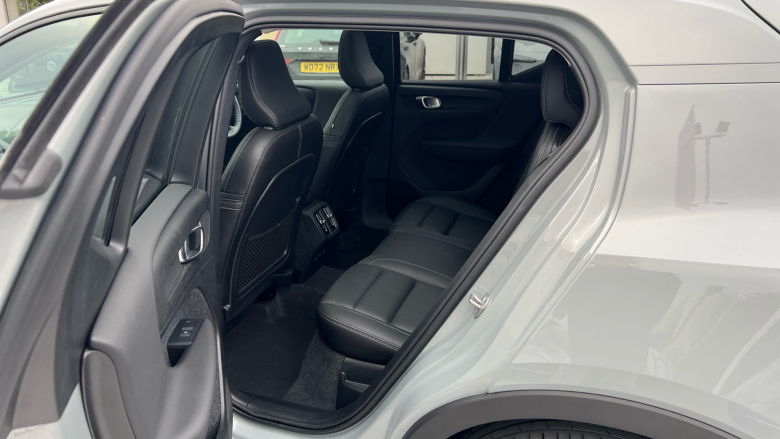 Volvo XC40 2.0 B3P Ultra Dark 5dr Auto Petrol Estate